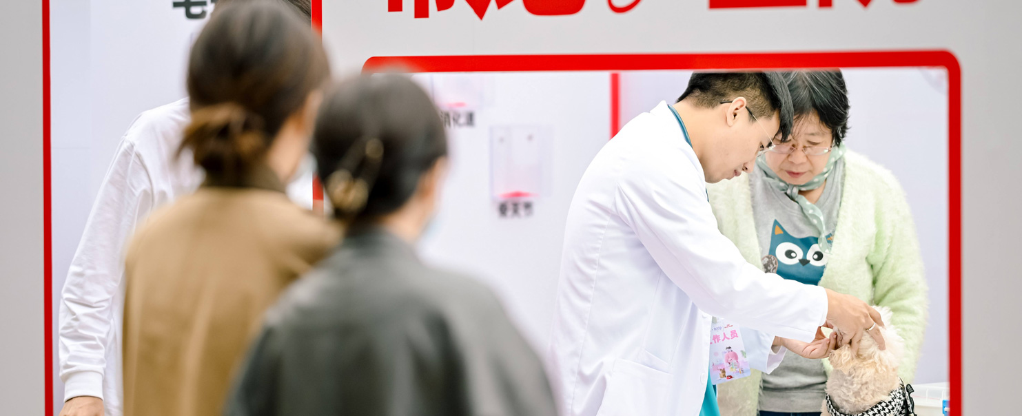 秉承高度的社会责任感，皇家宠物食品自2018年启动的“带宠去医院”项目，致力于培养宠主定期带宠体检的健康管理意识