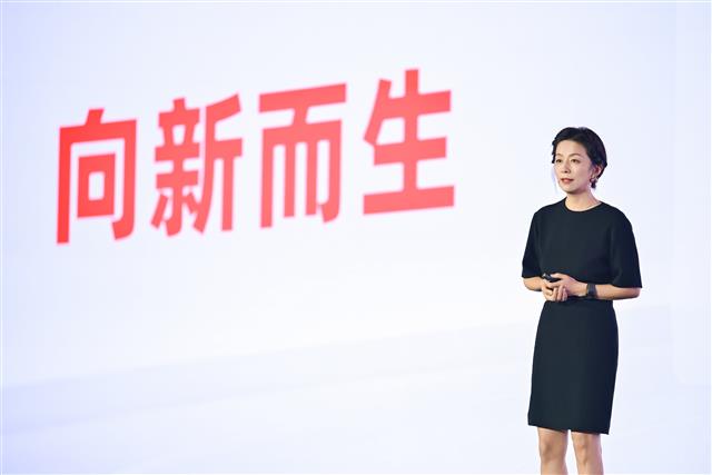 皇家宠物食品中国区总经理徐娟女士上台演讲