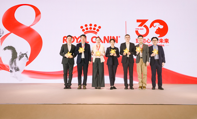 现场嘉宾共同开启“星耀三十载·共赴新征程”皇家中国三十周年庆祝仪式