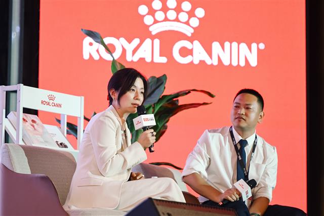 皇家宠物食品中国区总经理徐娟（左）与宠业家兼它博会创始人四郎（右）参与“皇家·TOPS猫繁育高峰论坛”开场对话